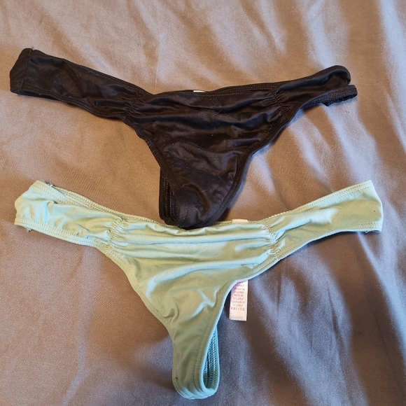 Two Victoria Secret thong - Picture 1 of 2